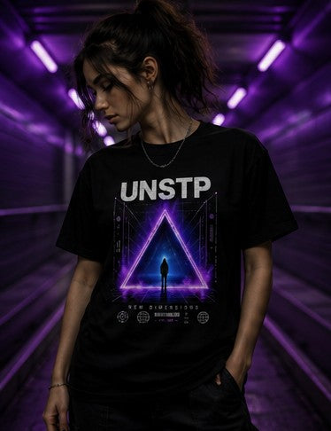 Camiseta Streetwear Triángulo Neón – Graphic UNSTP