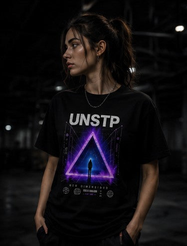 Camiseta Streetwear Triángulo Neón – Graphic UNSTP